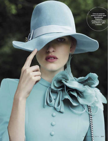  :  : CLAIRE BAYLEY  make up artist